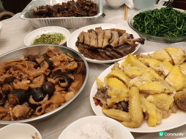 傳統的新年美食， 一家人齊齊整整， 飲茶食飯。 開個好年 。...