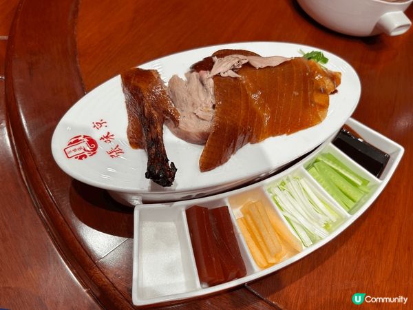 今年團年去了位於會展中心站皇庭廣場的京味張烤鴨店，當然點了北...