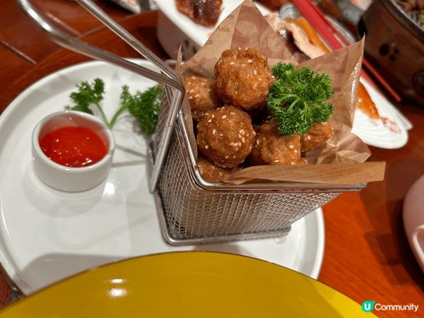 今年團年去了位於會展中心站皇庭廣場的京味張烤鴨店，當然點了北...