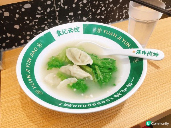 袁記雲餃在本港遍地開花，我和老婆點了芹菜鮮肉餃，芹菜餃的質素...
