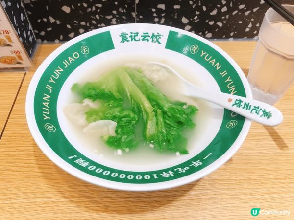 袁記雲餃在本港遍地開花，我和老婆點了芹菜鮮肉餃，芹菜餃的質素...