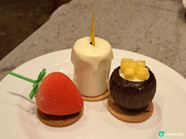 1：三文魚脆脆餅，上面加有果仁及蔥絲夾薄餅，2：香草牛仔扒，...