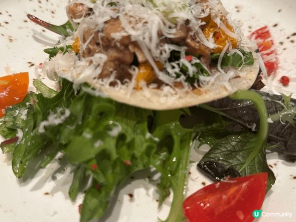 1：三文魚脆脆餅，上面加有果仁及蔥絲夾薄餅，2：香草牛仔扒，...