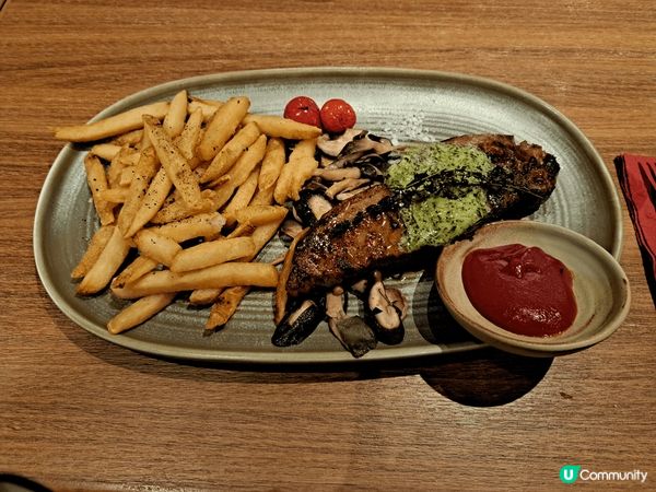 1：三文魚脆脆餅，上面加有果仁及蔥絲夾薄餅，2：香草牛仔扒，...