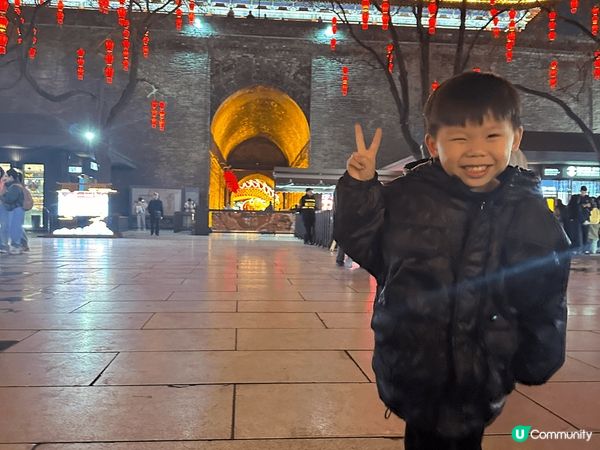 第一次帶小朋友搭飛機，飛西安同中衛，見識古老建築和大沙漠。