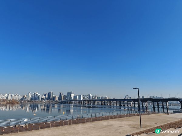 漢江是韓國最出名的江，去漢江公園就可以沿著漢江岸邊看著漂亮的...