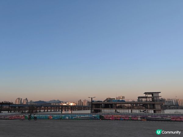 漢江是韓國最出名的江，去漢江公園就可以沿著漢江岸邊看著漂亮的...