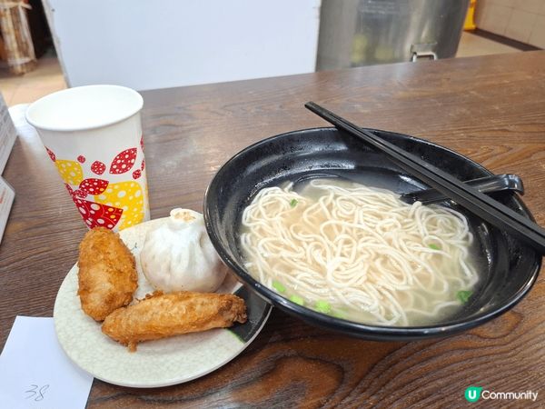 簡簡單單的上海麵配炸雞翼，很好味。而在酒樓飲茶，迷你糯米飯及...