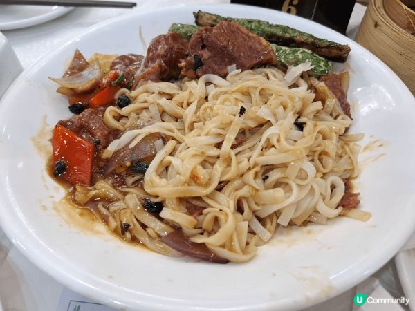 簡簡單單的上海麵配炸雞翼，很好味。而在酒樓飲茶，迷你糯米飯及...