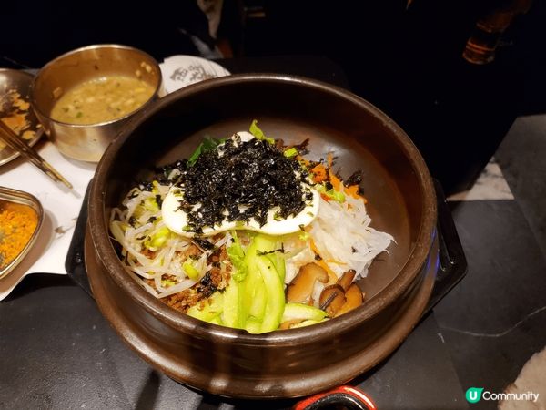 依間“西塔老太太”除咗食燒肉外，仲有巧手嘅食物，如: 海鮮蔥...