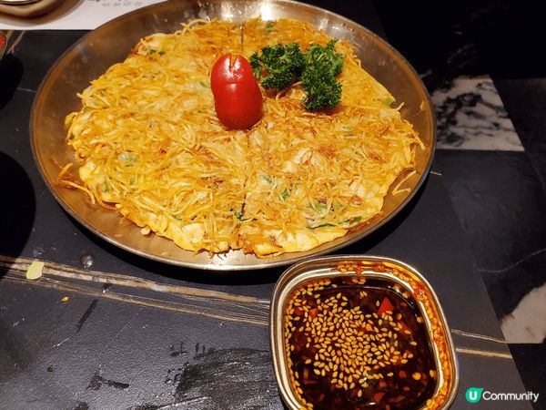 依間“西塔老太太”除咗食燒肉外，仲有巧手嘅食物，如: 海鮮蔥...