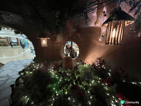 好多商場都有精緻的聖誕主題佈置，包括Airside的戶外聖誕...