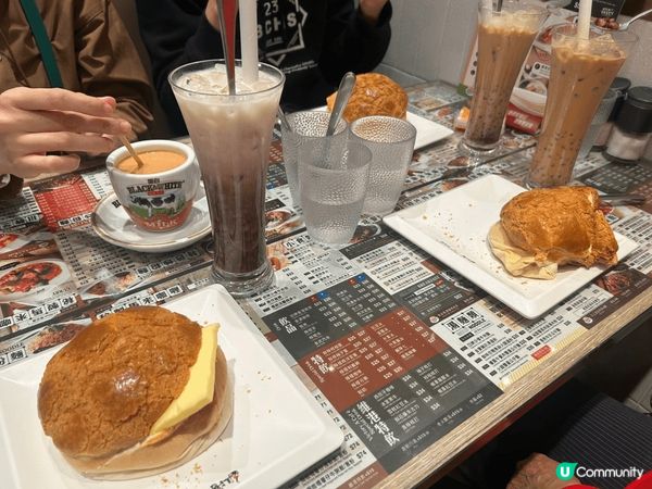 維港冰室下午茶好好味，菠蘿包加咗白松露雞蛋芝士同埋好多煙肉火...