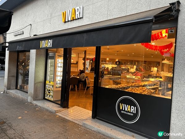 位於西班牙巴塞隆拿的VIVARI餐廳，泡沫咖啡可選配巧克力粉...