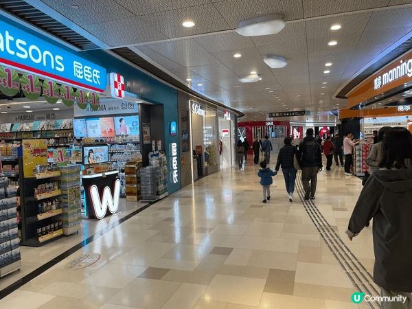 屯門V City坐落屯門港鐵站、屯門輕鐵站及大型交通總匯上蓋...