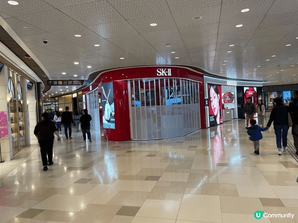 屯門V City坐落屯門港鐵站、屯門輕鐵站及大型交通總匯上蓋...