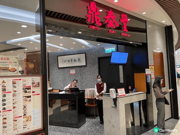 屯門V City坐落屯門港鐵站、屯門輕鐵站及大型交通總匯上蓋...