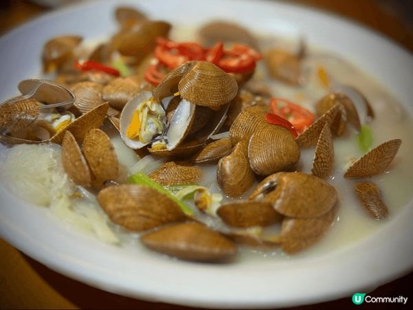 食海鮮，去西貢食，是其中一個好選擇，海邊的漁船上，有人販賣新...