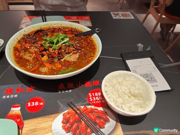 灣仔街市上的大排檔，色香味俱全，鑊氣夠，又抵食，係一家大少食...