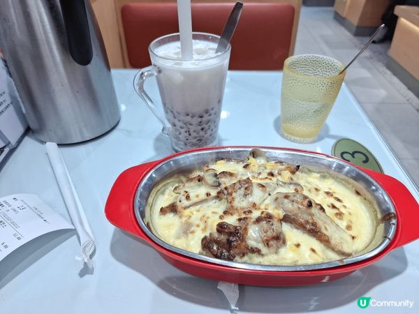 芝士雞扒火焗飯，睇落好味，但淡味。台灣酥炸排骨幾好味。豬腳仔...