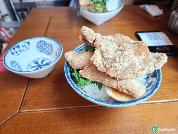 芝士雞扒火焗飯，睇落好味，但淡味。台灣酥炸排骨幾好味。豬腳仔...