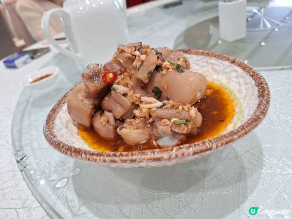 芝士雞扒火焗飯，睇落好味，但淡味。台灣酥炸排骨幾好味。豬腳仔...