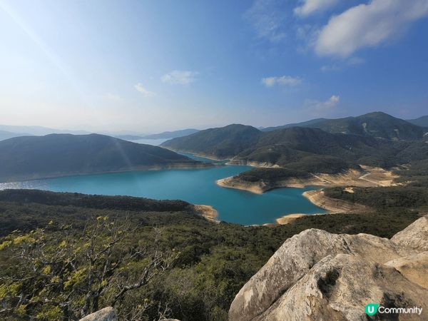 春季最岩去西貢西灣，展示了夕陽下的山巒景色，天空中雲層散布，...