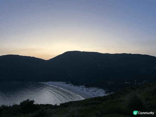 春季最岩去西貢西灣，展示了夕陽下的山巒景色，天空中雲層散布，...