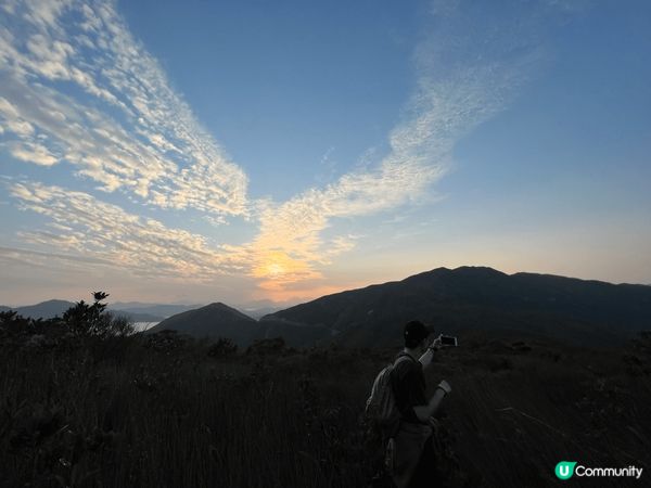 春季最岩去西貢西灣，展示了夕陽下的山巒景色，天空中雲層散布，...