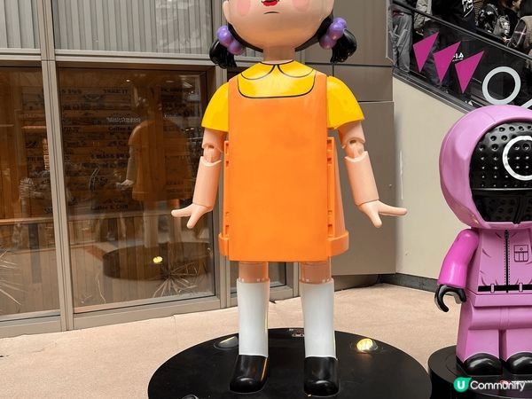 行過見到個女仔咁可愛，和一班friend一齊，停一停打下卡先...