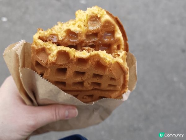 位於朗屏A出口近天橋底向盲人學校方向有一間細鋪賣雞蛋仔，格仔...