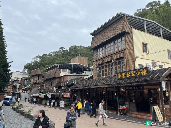 百年的三義車站小旅行，有老樹、隧道、廢棄鐵道相伴，值得一遊。...