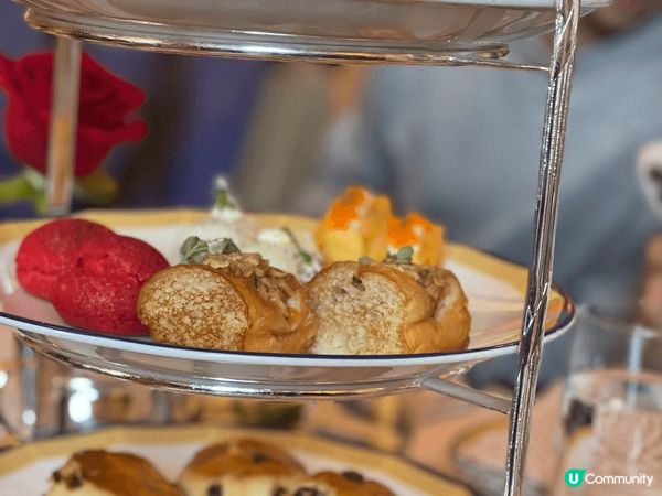 美食包括有灣仔雄記煎蛋煎腸粉，愉景灣下午飲茶，以及半島酒店下...