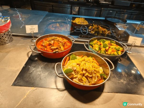 香港萬麗海景酒店萬麗咖啡室推出自助餐，食物豐富，可以仼食蟹腳...