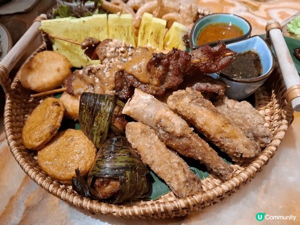 這間泰國餐廳的食物很美味，今天3人行，點了一個二人套餐加一個...