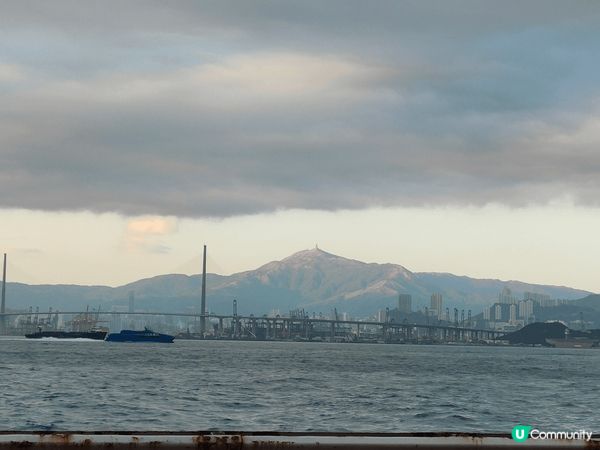 坚尼地城的丝茶，承载着浓厚的历史与文化底蕴，是香港独特饮食文...