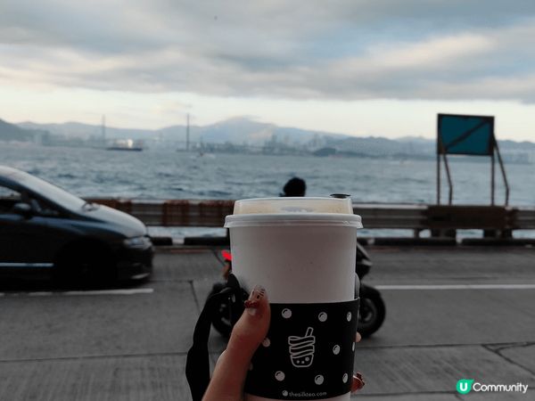 坚尼地城的丝茶，承载着浓厚的历史与文化底蕴，是香港独特饮食文...