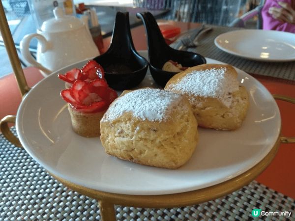 最愛品嚐下午茶嘅我，感到非常幸福。這個酒店下午茶無論是鹹㸃或...