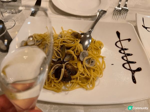 去意大利🇮🇹一定要試吓當地美食，加上餐廳自家製麵包同白酒，享...