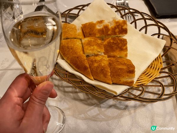 去意大利🇮🇹一定要試吓當地美食，加上餐廳自家製麵包同白酒，享...