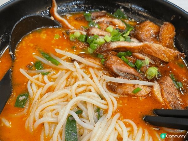 灸燒三文魚海鮮飯,很新鮮,燒羊排,燒得很香口,豬頸肉麻辣米線...