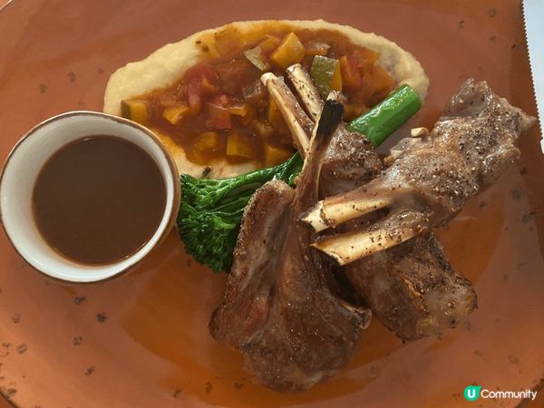 灸燒三文魚海鮮飯,很新鮮,燒羊排,燒得很香口,豬頸肉麻辣米線...