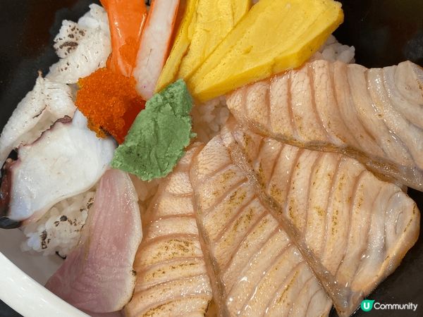 灸燒三文魚海鮮飯,很新鮮,燒羊排,燒得很香口,豬頸肉麻辣米線...