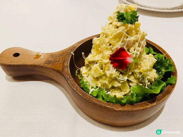 這間是位於深圳的俄士廚房，鄰近火車站，最吸引我是它美輪美奐的...