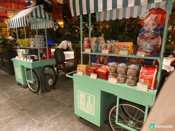 這間是位於深圳的俄士廚房，鄰近火車站，最吸引我是它美輪美奐的...