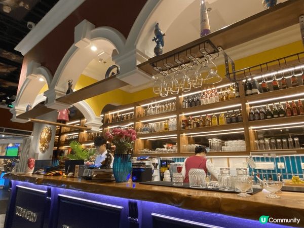 這間是位於深圳的俄士廚房，鄰近火車站，最吸引我是它美輪美奐的...