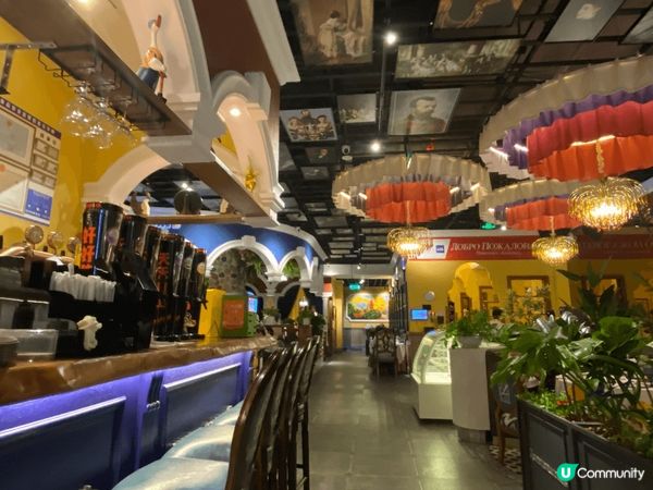 這間是位於深圳的俄士廚房，鄰近火車站，最吸引我是它美輪美奐的...