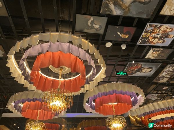 這間是位於深圳的俄士廚房，鄰近火車站，最吸引我是它美輪美奐的...