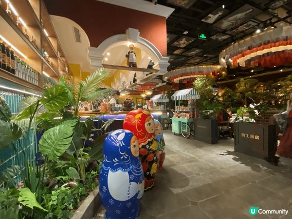 這間是位於深圳的俄士廚房，鄰近火車站，最吸引我是它美輪美奐的...