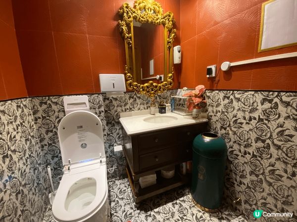 這間是位於深圳的俄士廚房，鄰近火車站，最吸引我是它美輪美奐的...